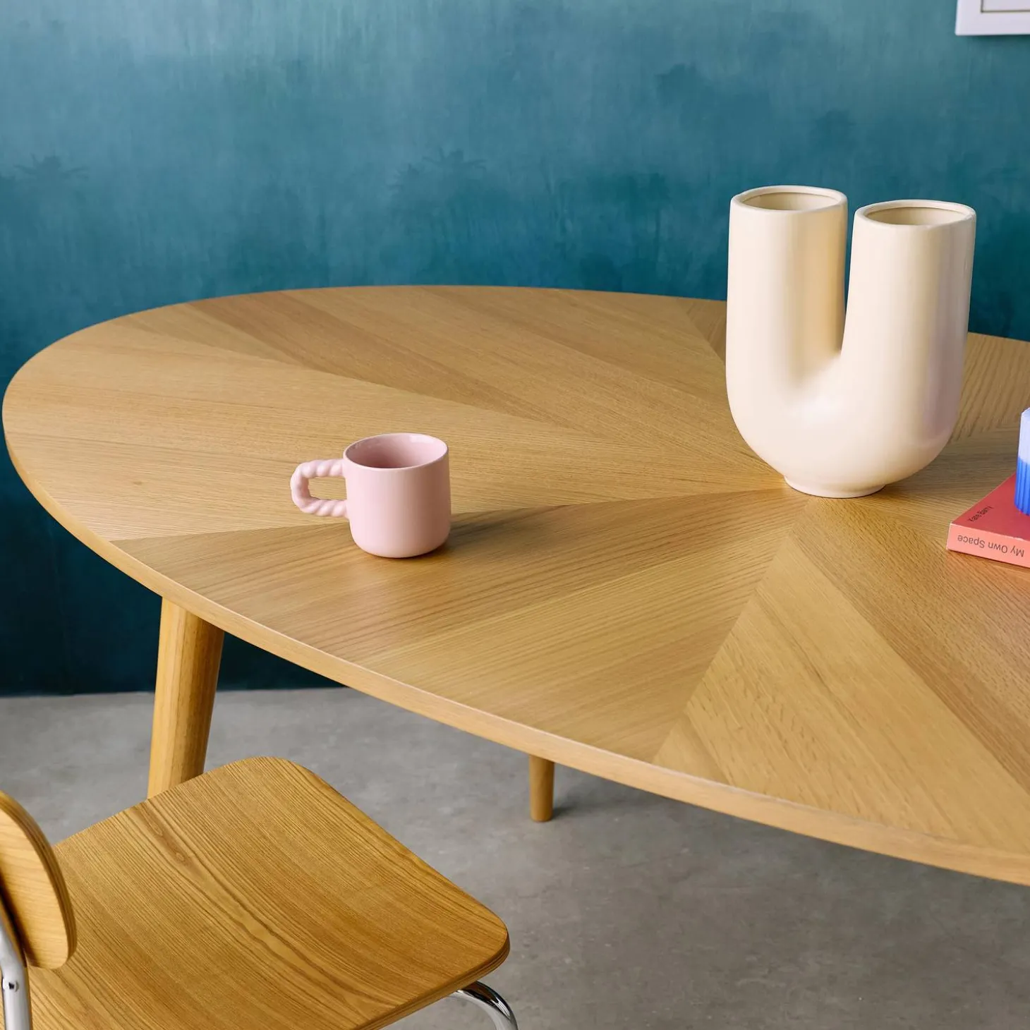 Mesa de jantar oval em madeira para 6 lugares