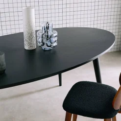 Mesa de jantar oval em madeira para 6 lugares