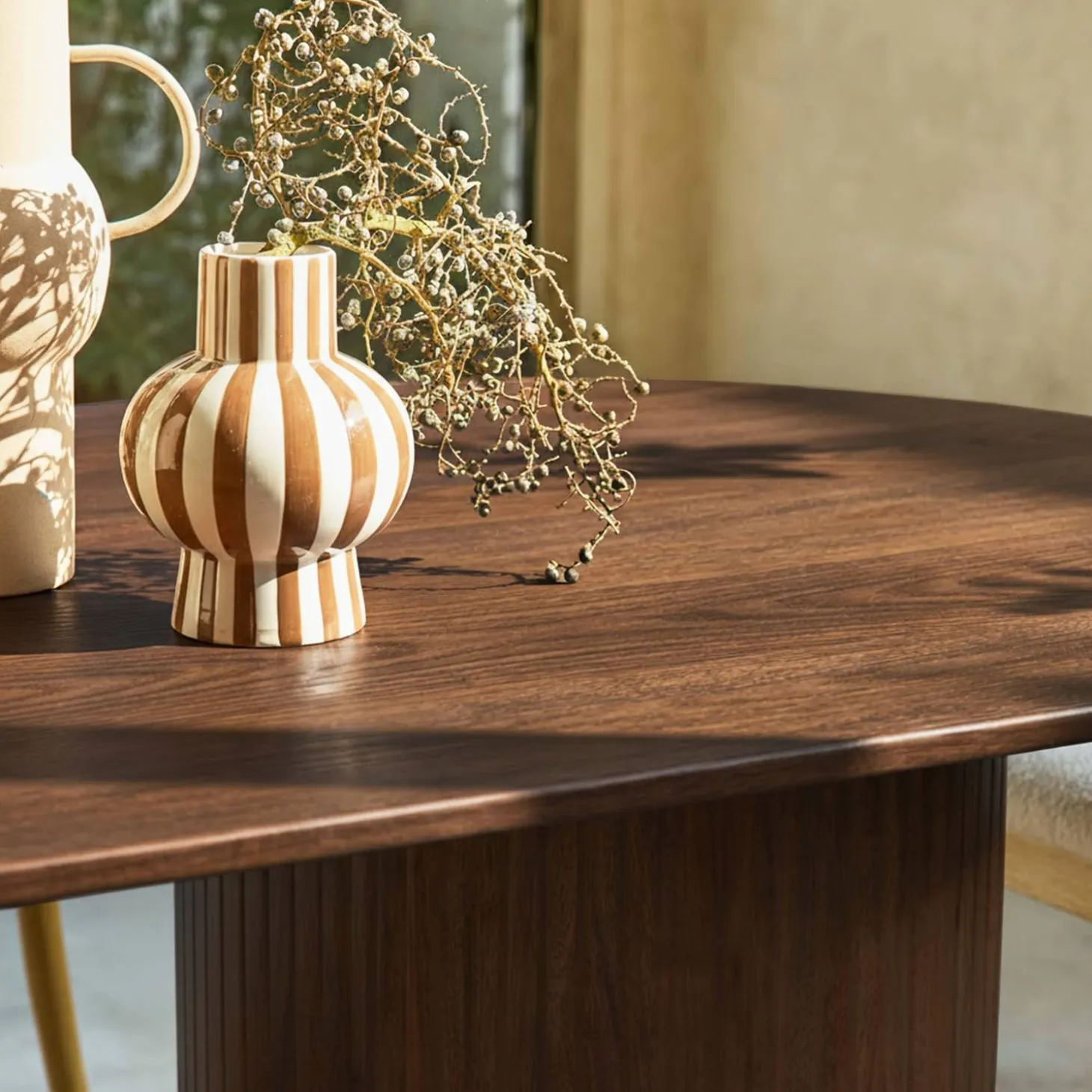 Mesa de jantar oval em madeira de seringueira para 8 lugares