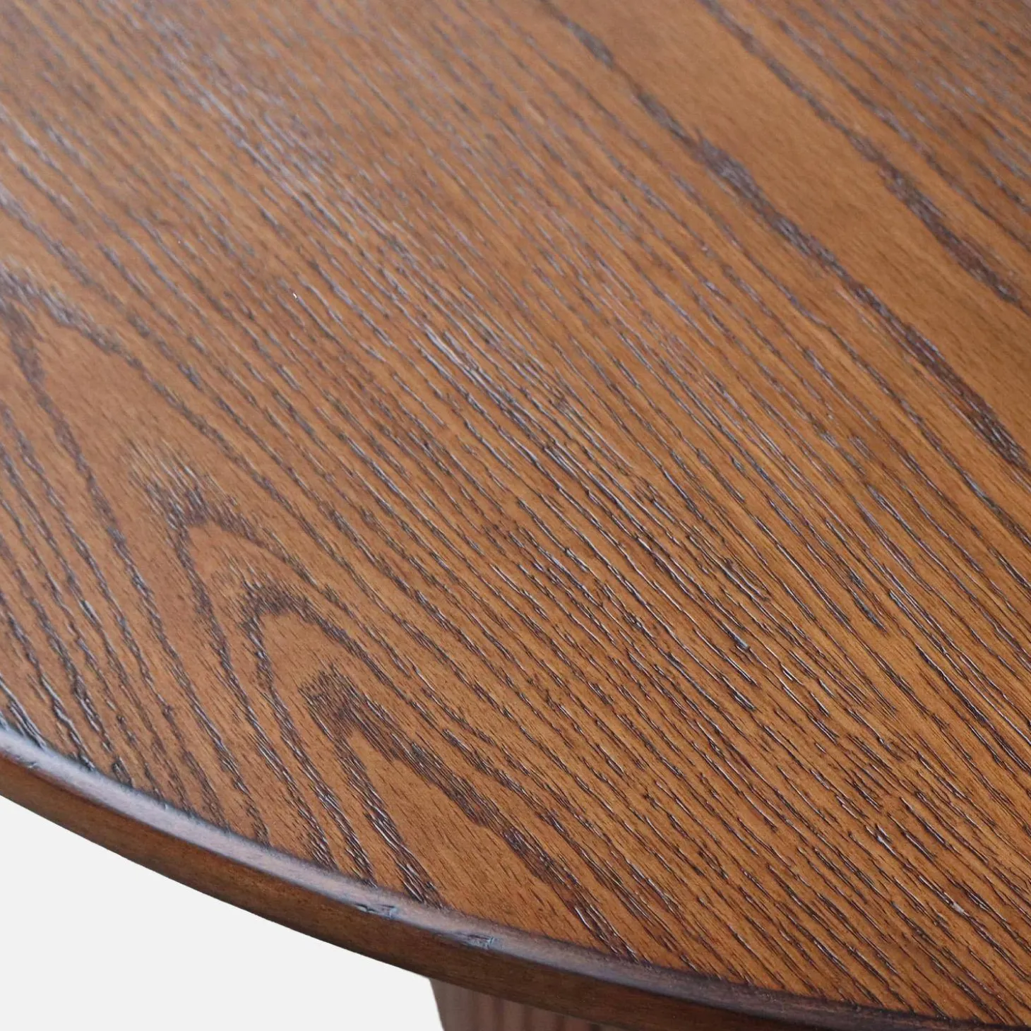 Mesa de jantar oval em madeira de seringueira para 8 lugares