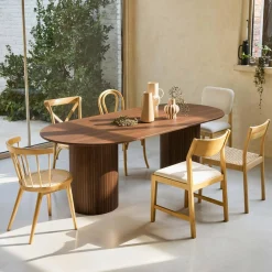 Mesa de jantar oval em madeira de seringueira para 8 lugares