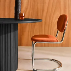 Mesa de jantar redonda em madeira para 4 lugares