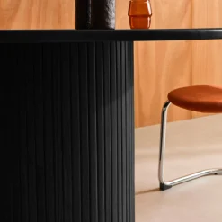 Mesa de jantar redonda em madeira para 4 lugares