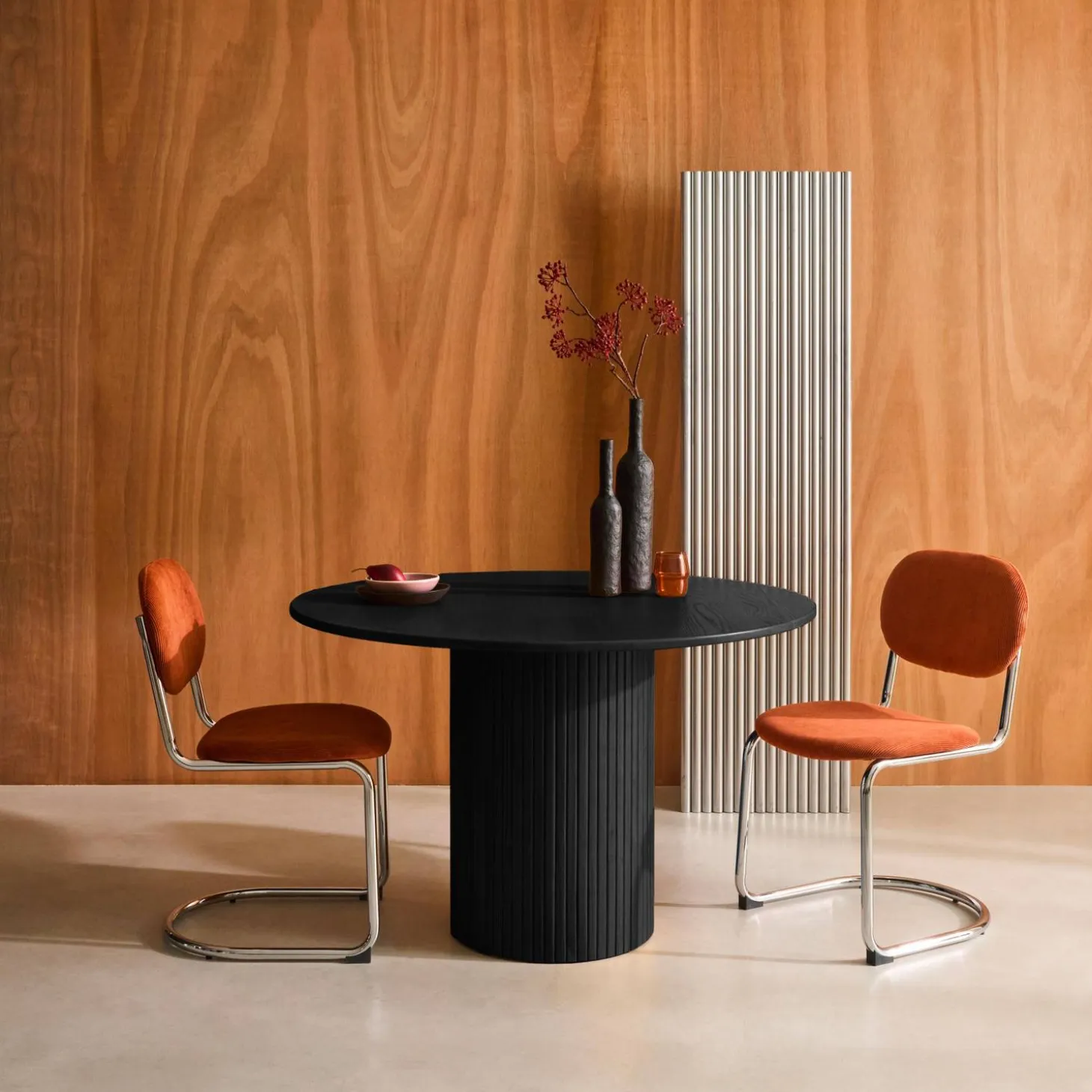 Mesa de jantar redonda em madeira para 4 lugares