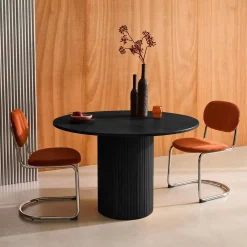 Mesa de jantar redonda em madeira para 4 lugares