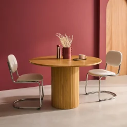 Mesa de jantar redonda em madeira para 4 lugares