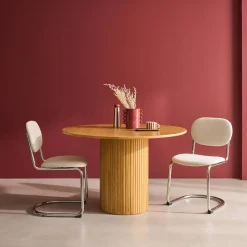 Mesa de jantar redonda em madeira para 4 lugares