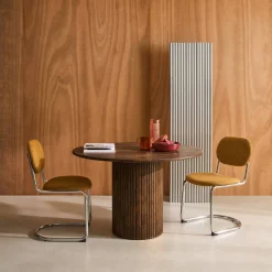 Mesa de jantar redonda em madeira para 4 lugares