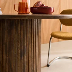 Mesa de jantar redonda em madeira para 4 lugares
