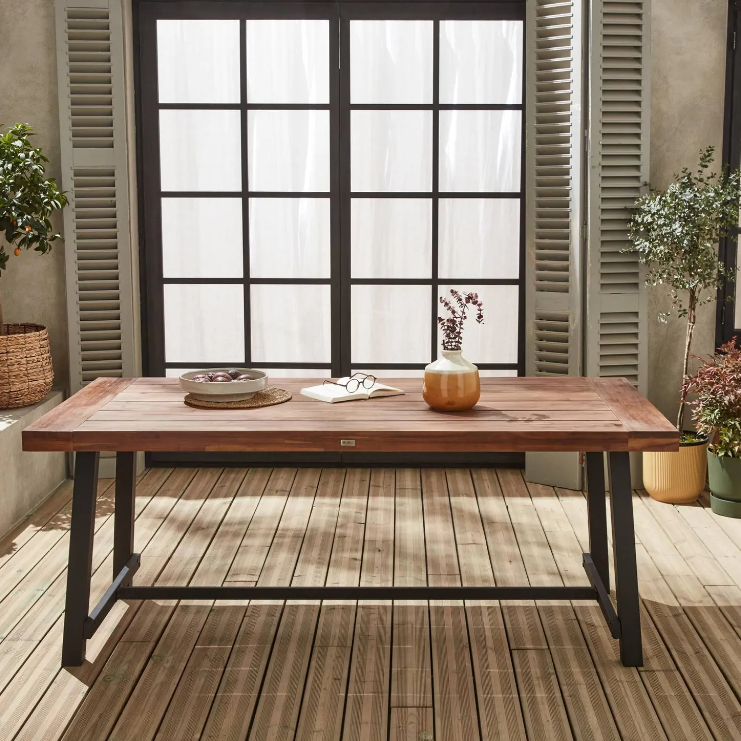 Mesa de madeira e metal para interior/exterior, 6-8 lugares