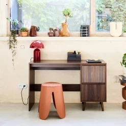 Mesa escandinava de madeira com 2 gavetas