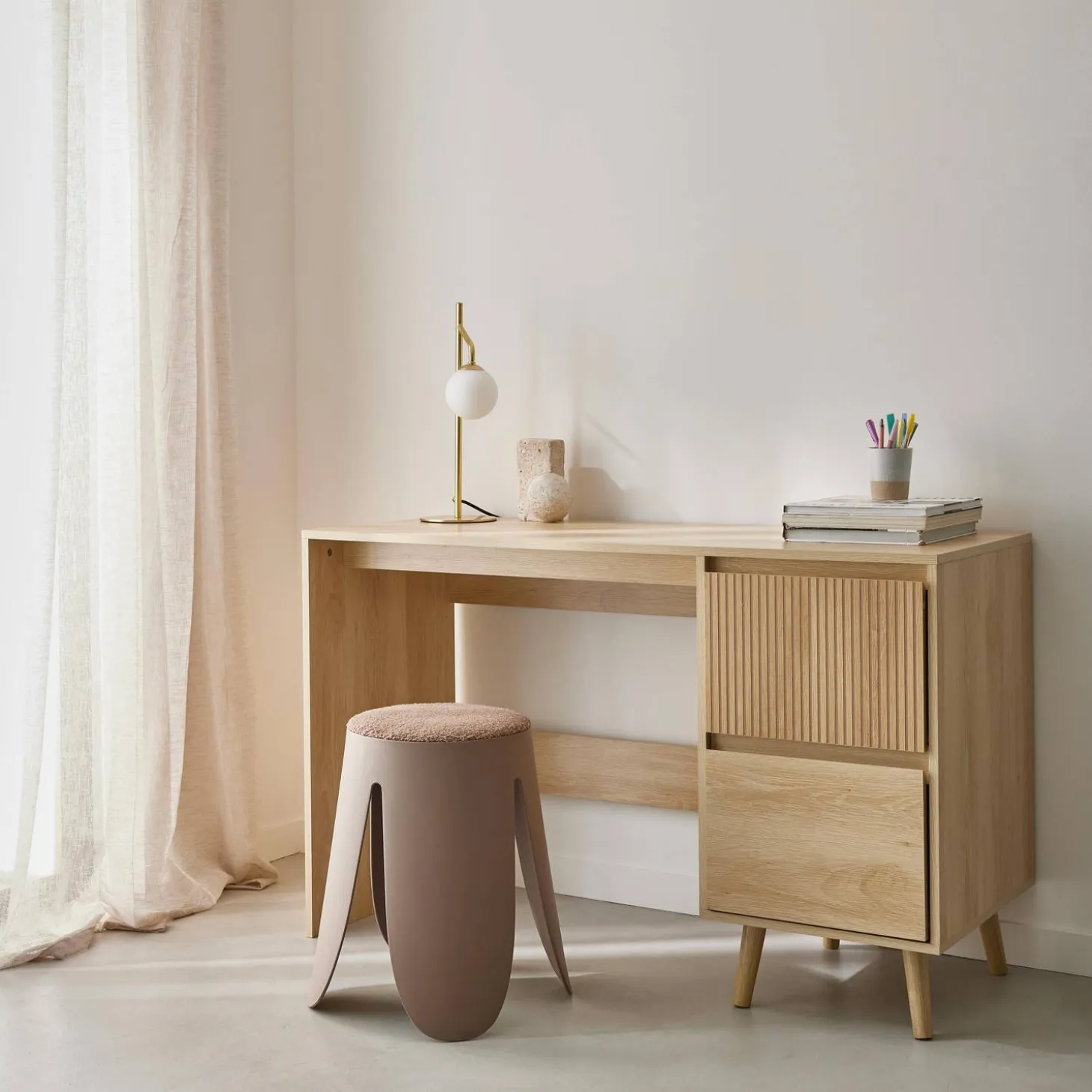 Mesa escandinava de madeira com 2 gavetas