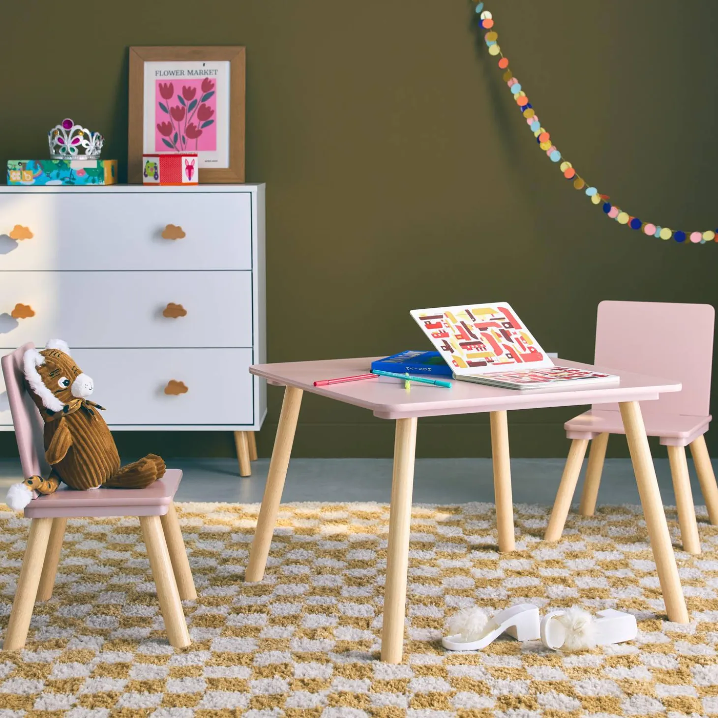 Mesa infantil quadrada em madeira de pinho com 2 cadeiras