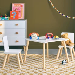 Mesa infantil quadrada em madeira de pinho com 2 cadeiras