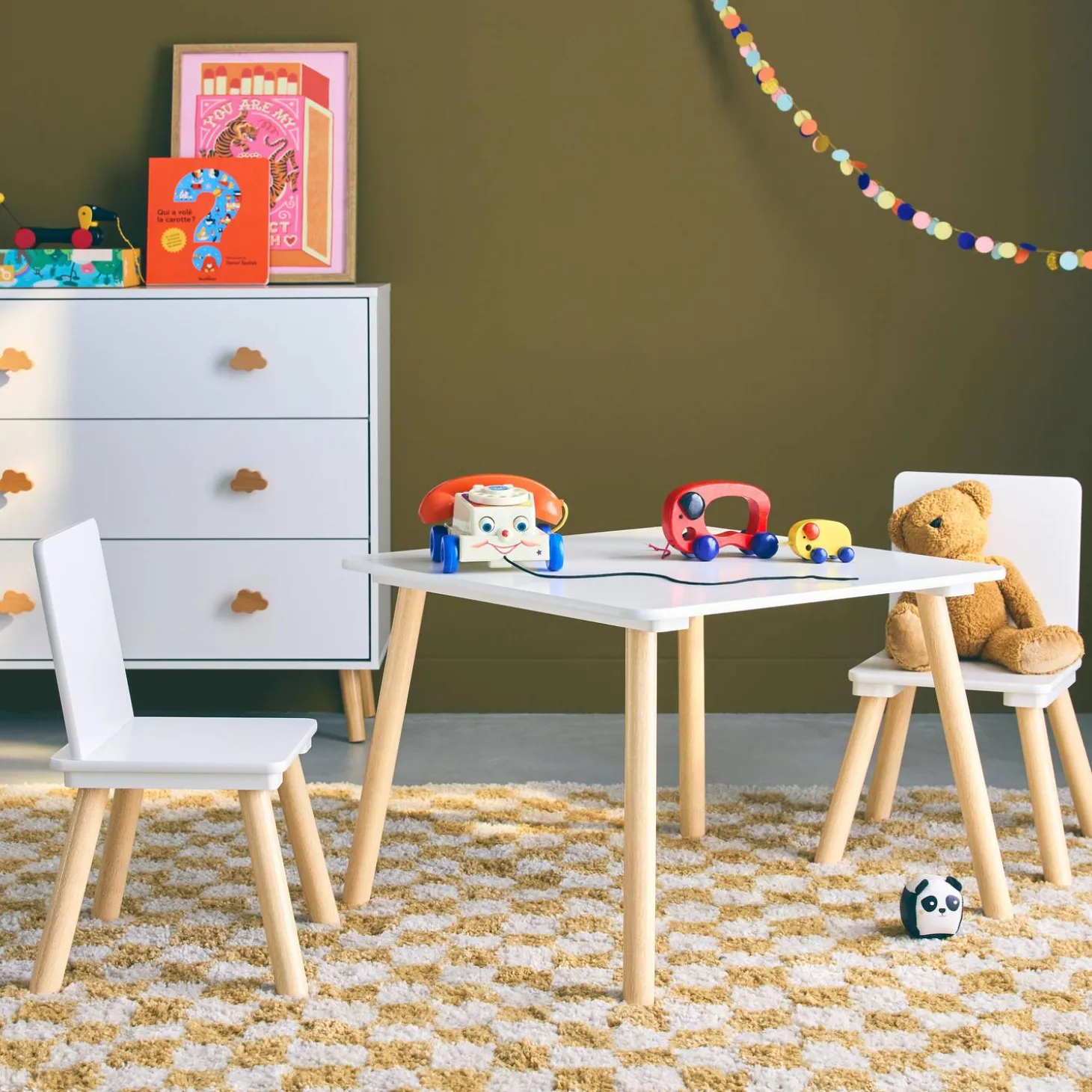 Mesa infantil quadrada em madeira de pinho com 2 cadeiras