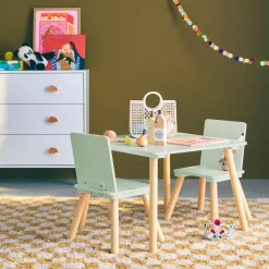 Mesa infantil quadrada em madeira de pinho com 2 cadeiras