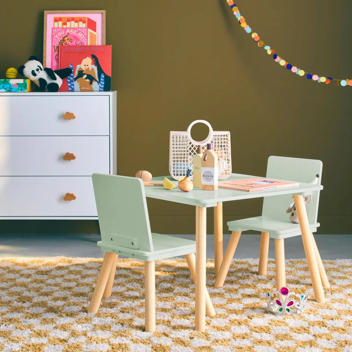 Mesa infantil quadrada em madeira de pinho com 2 cadeiras