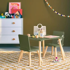 Mesa infantil quadrada em madeira de pinho com 2 cadeiras