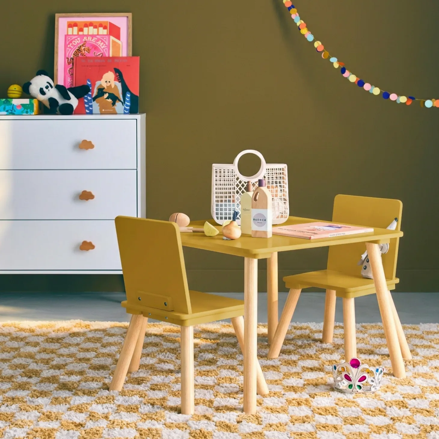 Mesa infantil quadrada em madeira de pinho com 2 cadeiras