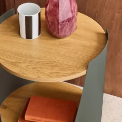 Mesa lateral, mesa de cabeceira em metal e madeira com rodas