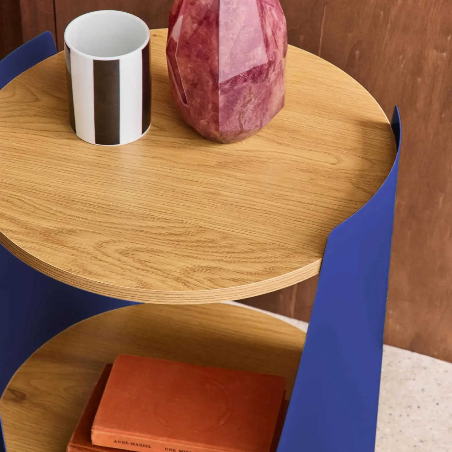Mesa lateral, mesa de cabeceira em metal e madeira com rodas