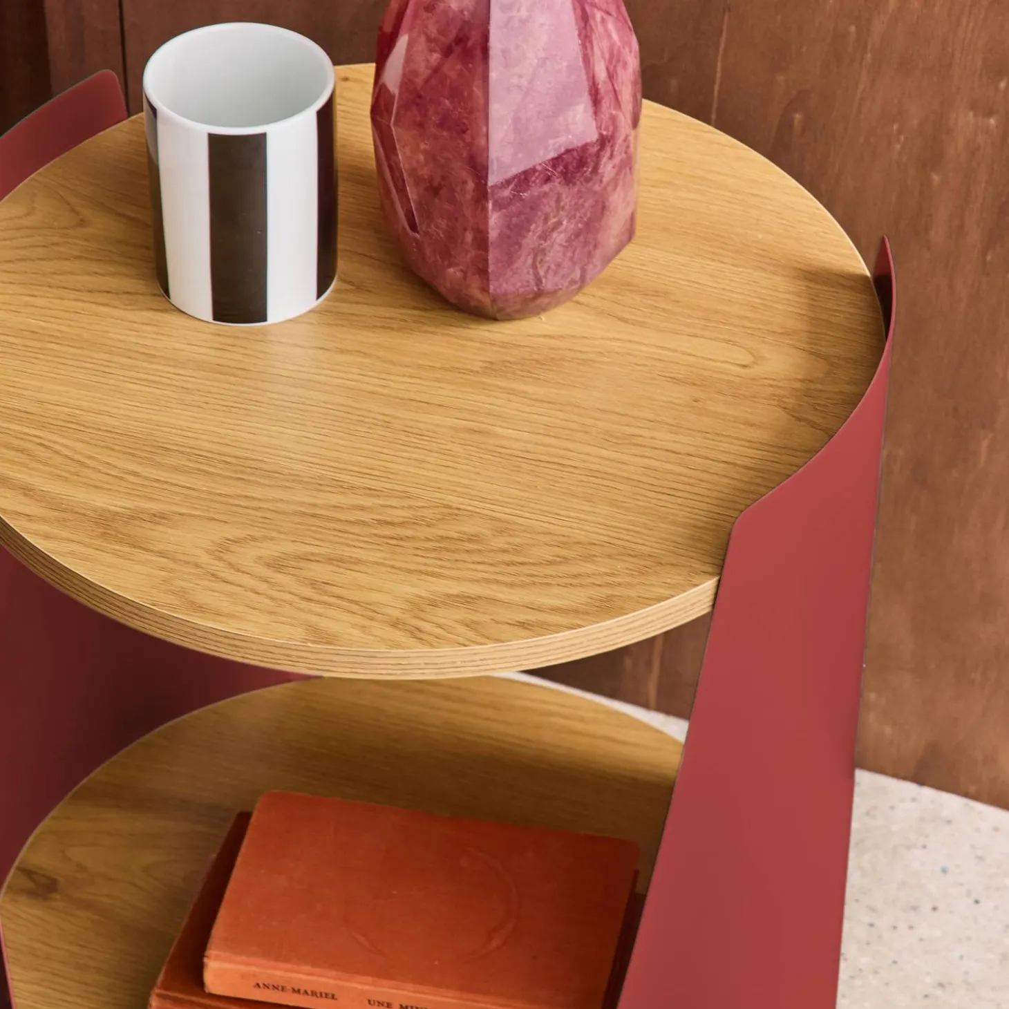 Mesa lateral, mesa de cabeceira em metal e madeira com rodas