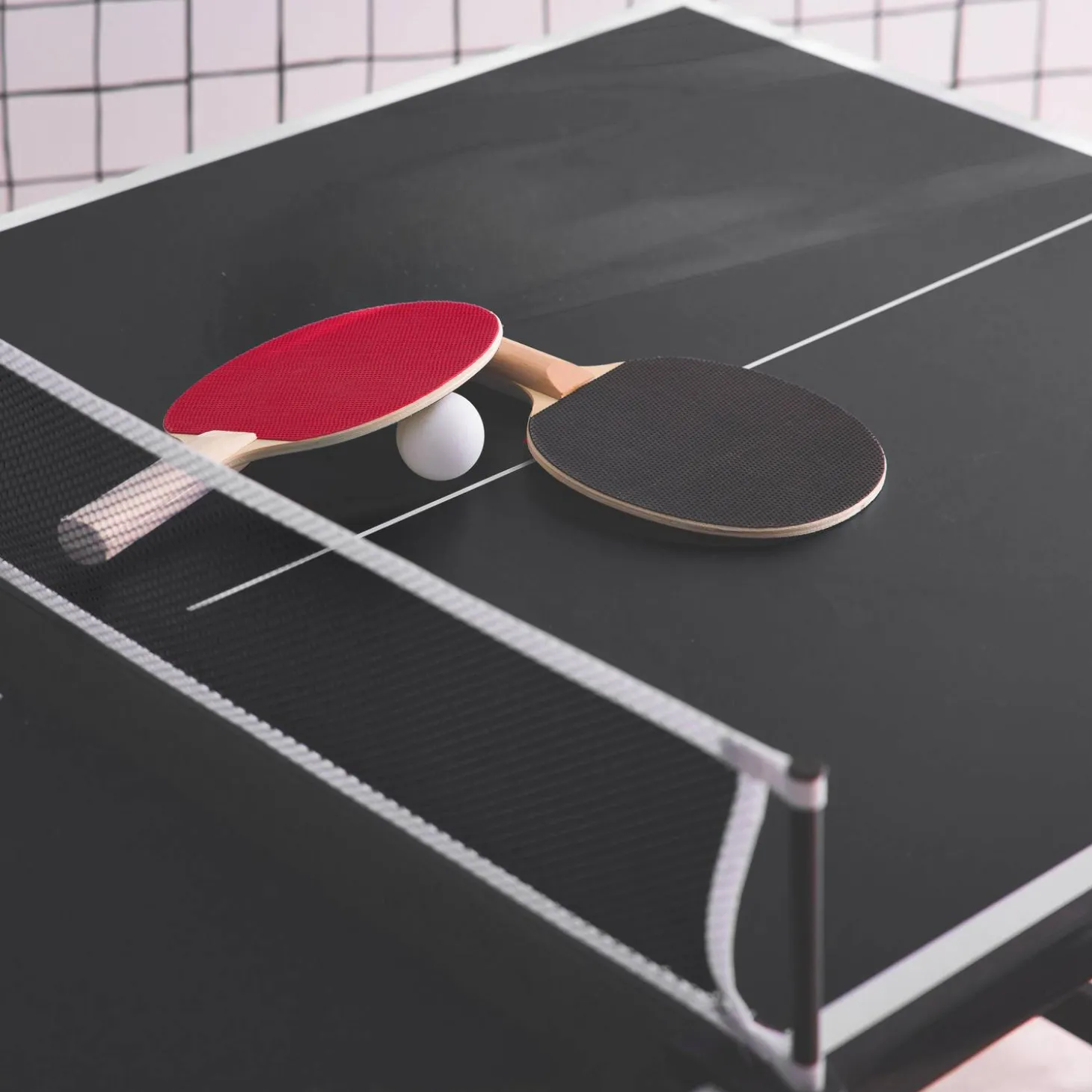 Mini mesa de ping pong dobrável com 4 raquetes e 6 bolas