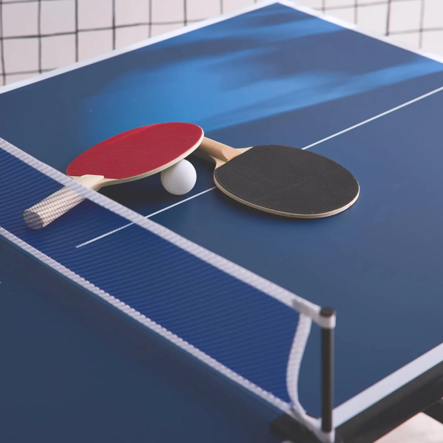 Mini mesa de ping pong dobrável interna com 2 raquetes e 3 bolas, 150 cm