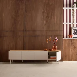 Móvel de TV em metal e decoração em madeira 4 portas, 180cm