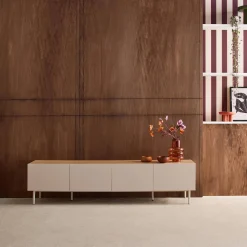 Móvel de TV em metal e decoração em madeira 4 portas, 180cm
