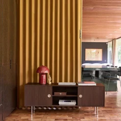 Móvel de TV vintage com acabamento em madeira e aço inoxidável de 2 portas, 140cm