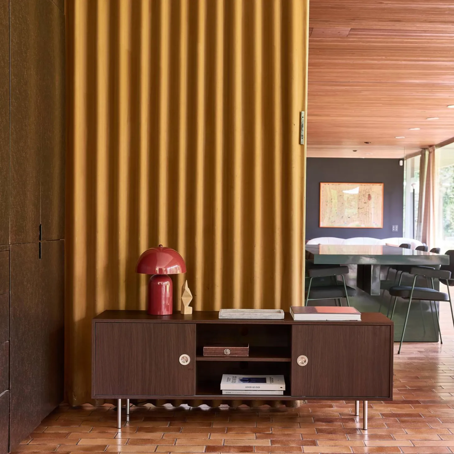 Móvel de TV vintage com acabamento em madeira e aço inoxidável de 2 portas, 140cm