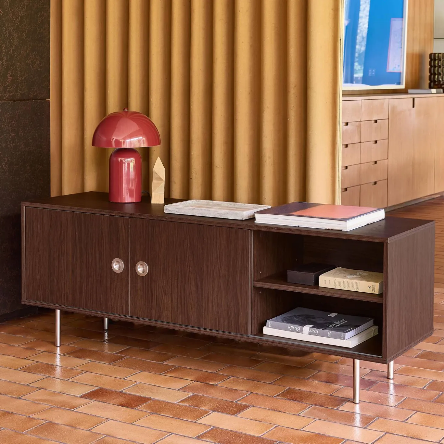Móvel de TV vintage com acabamento em madeira e aço inoxidável de 2 portas, 140cm