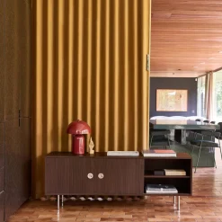 Móvel de TV vintage com acabamento em madeira e aço inoxidável de 2 portas, 140cm