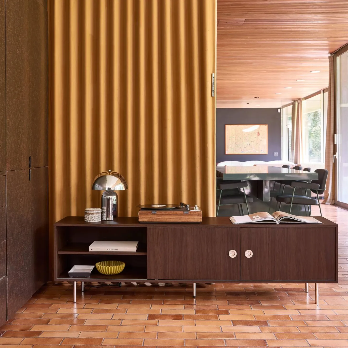 Móvel de TV vintage com acabamento em madeira e aço inoxidável de 2 portas, 180cm
