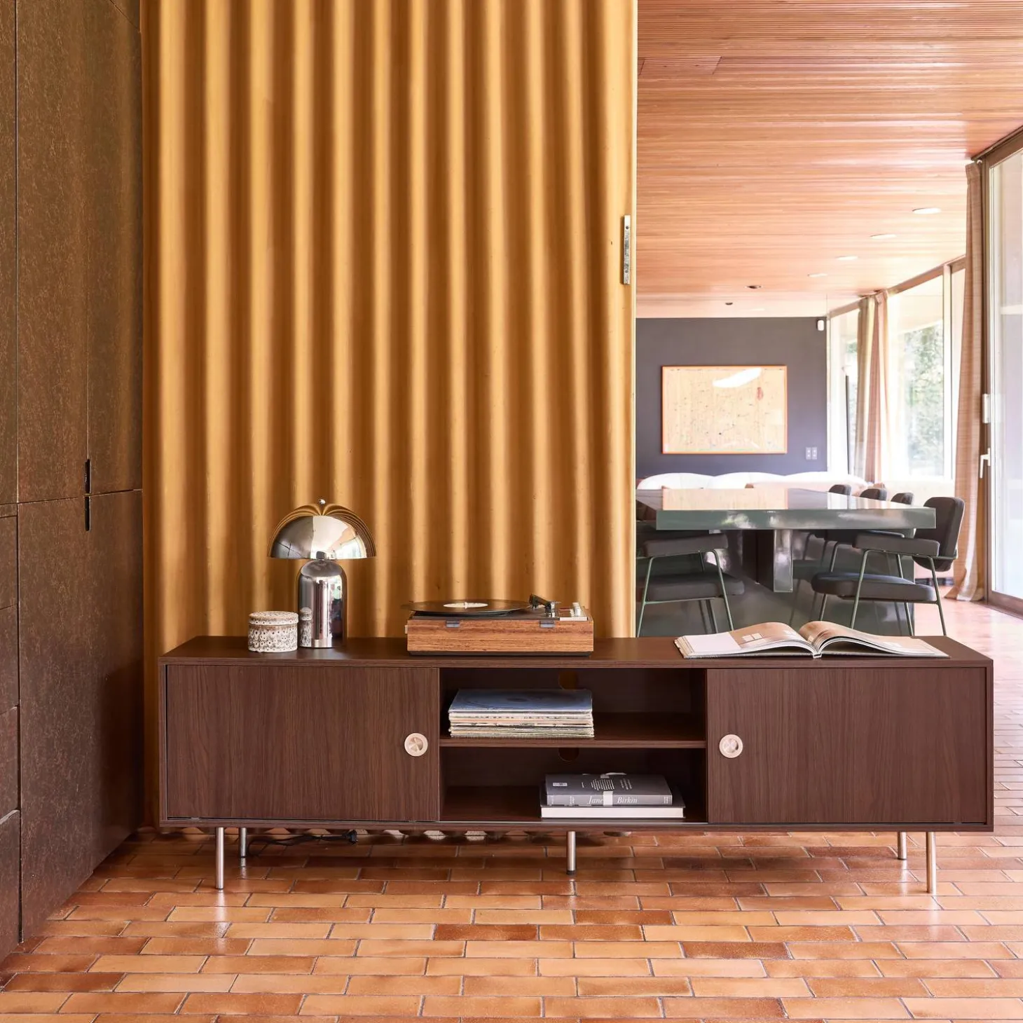 Móvel de TV vintage com acabamento em madeira e aço inoxidável de 2 portas, 180cm