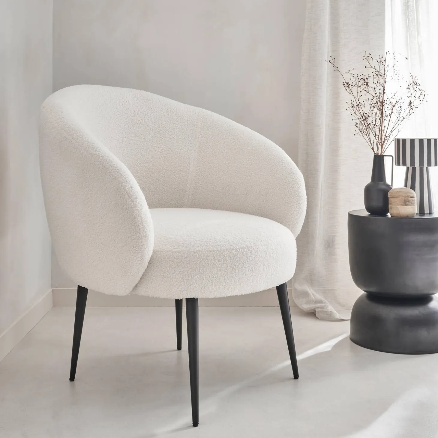 Poltrona aconchegante com design de metal e cachos