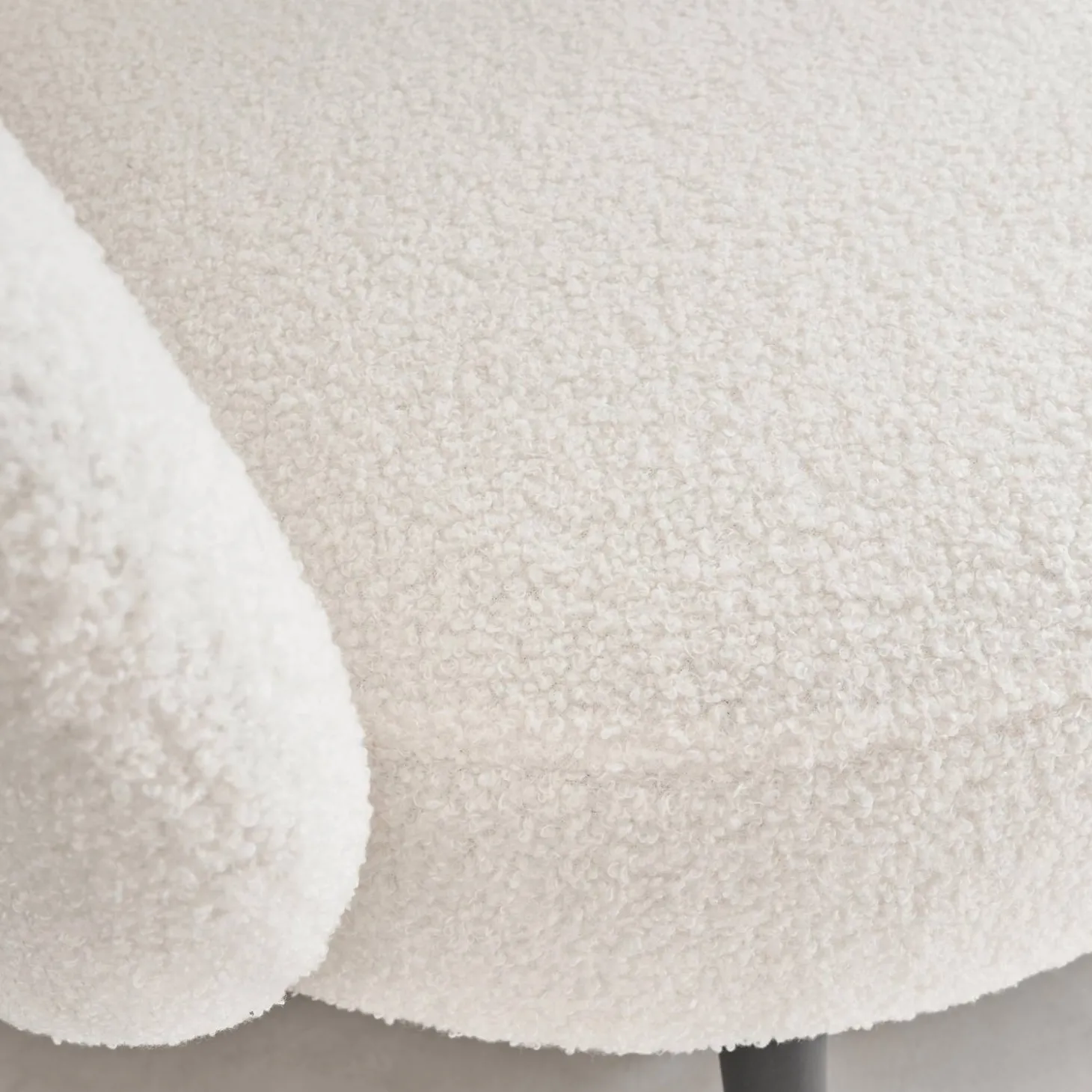 Poltrona aconchegante com design de metal e cachos