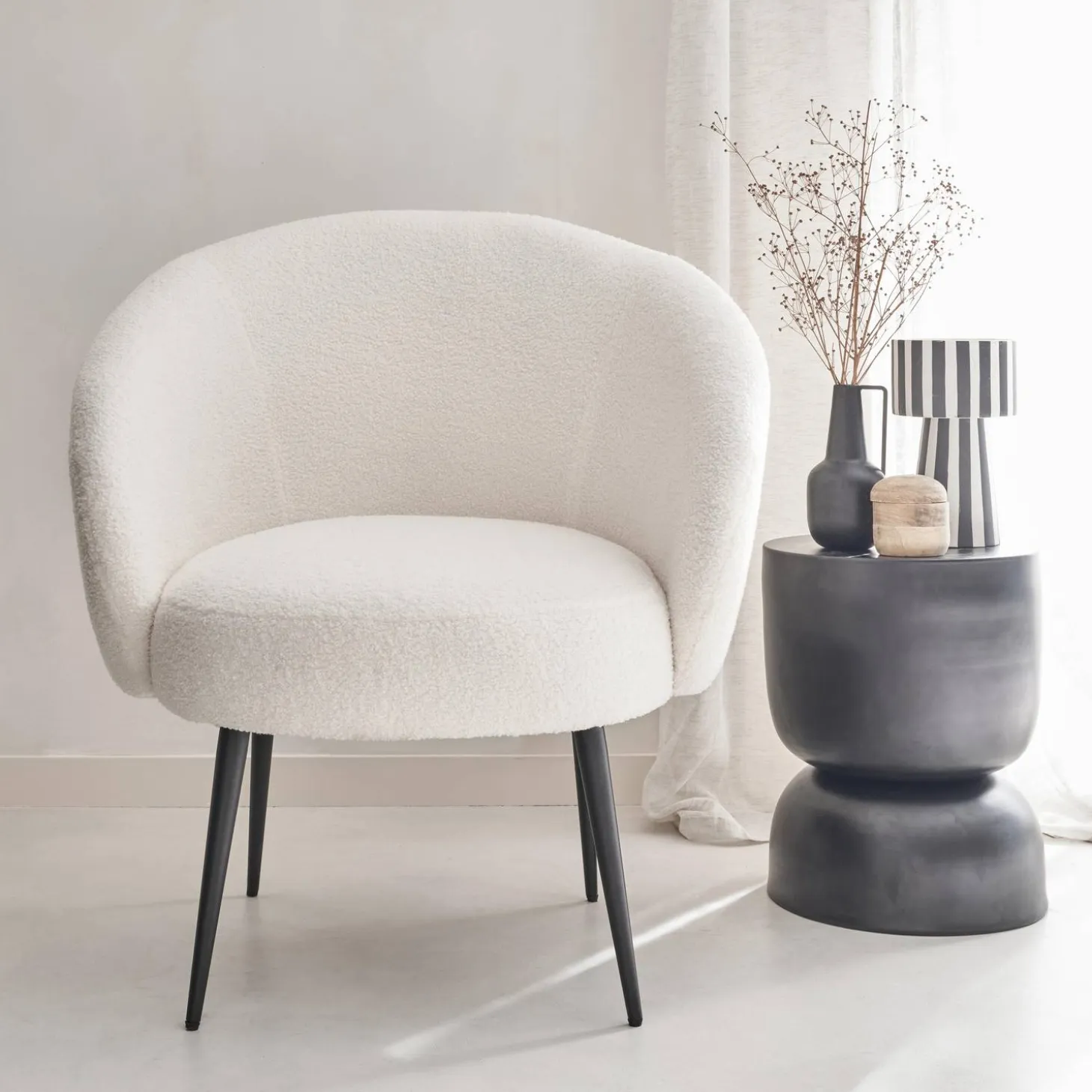 Poltrona aconchegante com design de metal e cachos