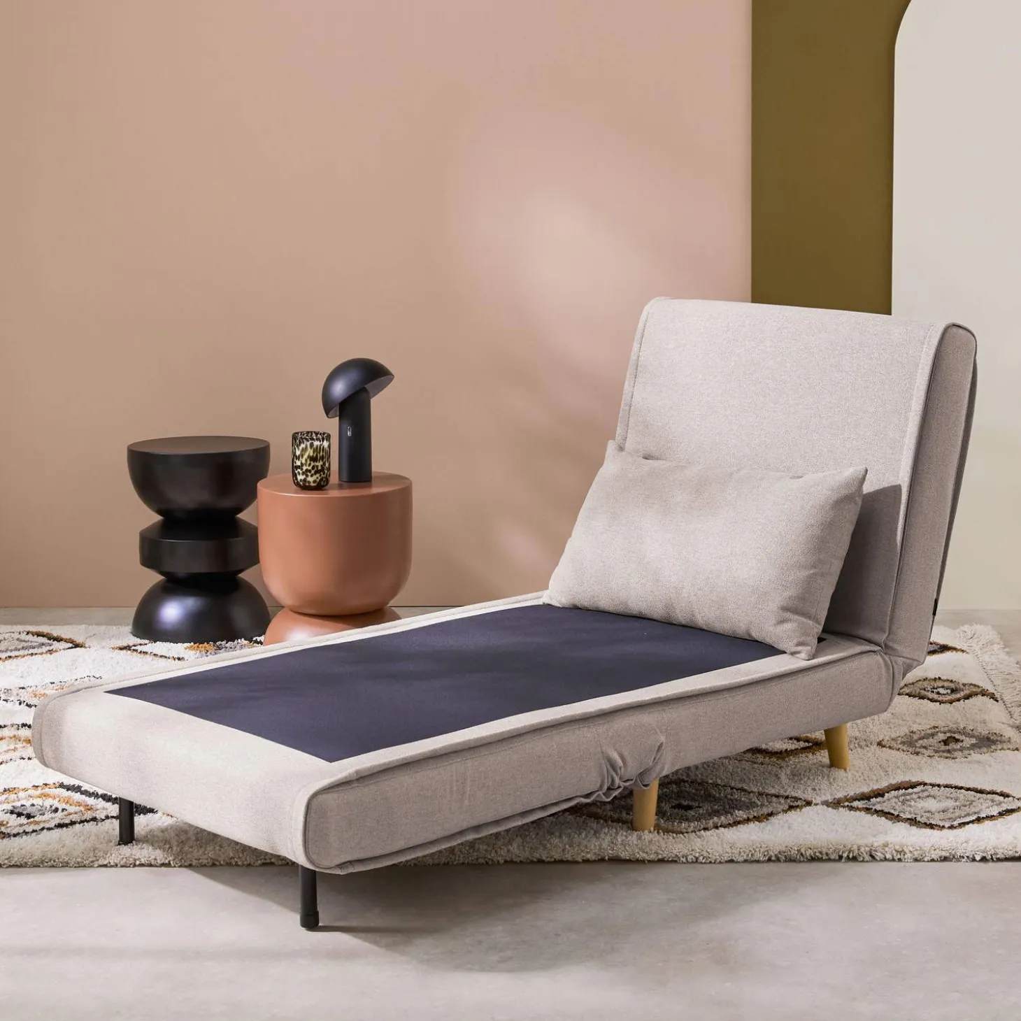 Poltrona cama em tecido simples com base em madeira