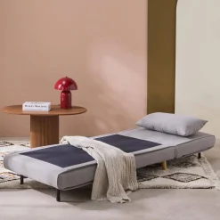 Poltrona cama em tecido simples com base em madeira