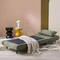 Poltrona cama em tecido simples com base em madeira