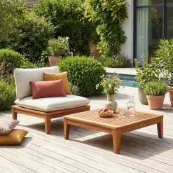 Poltrona de jardim com mesa de centro em madeira de acácia e bouclé