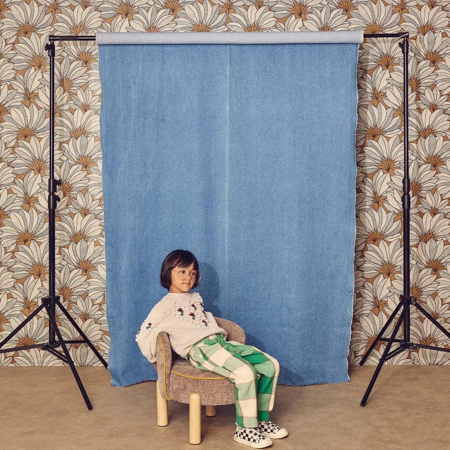Poltrona infantil vintage em madeira de seringueira e tecido chenille