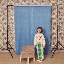 Poltrona infantil vintage em madeira de seringueira e tecido chenille