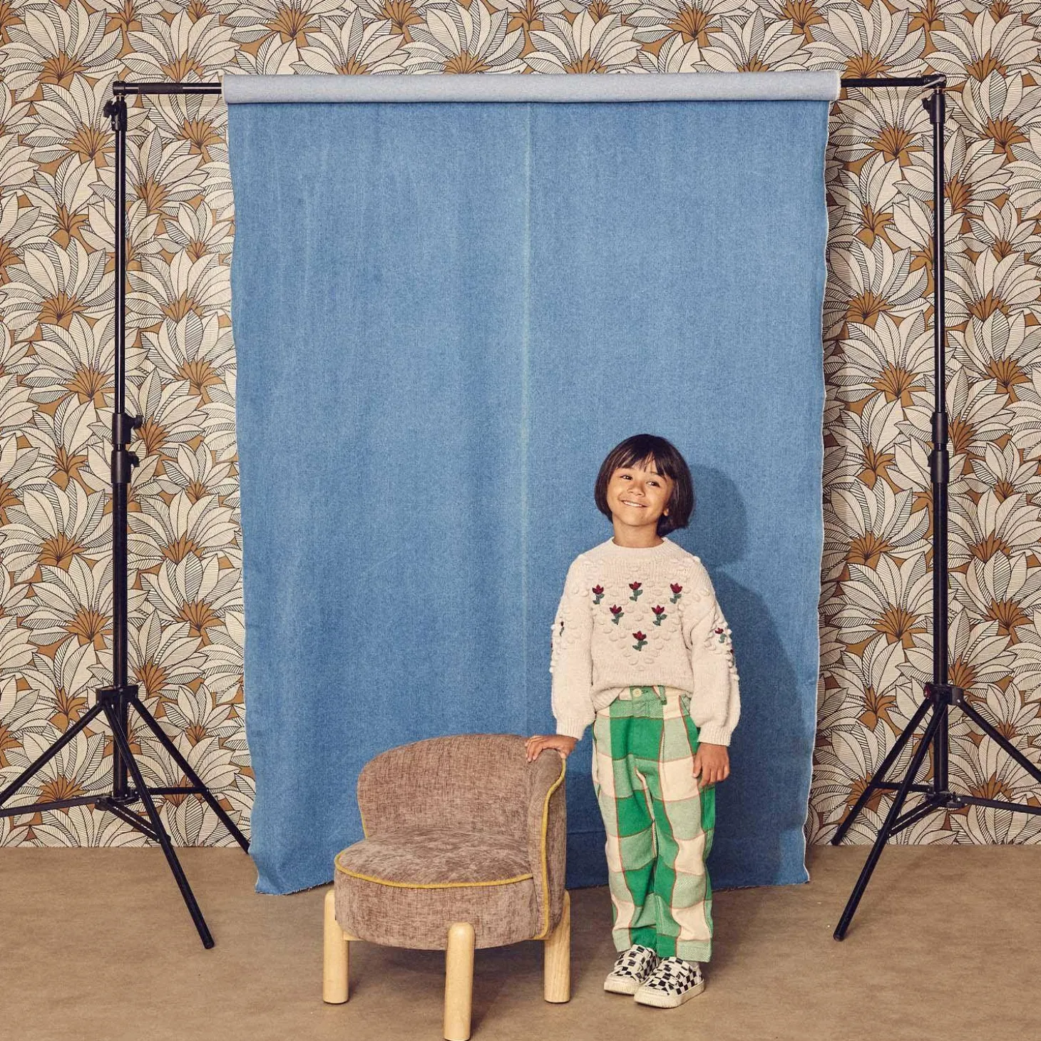 Poltrona infantil vintage em madeira de seringueira e tecido chenille