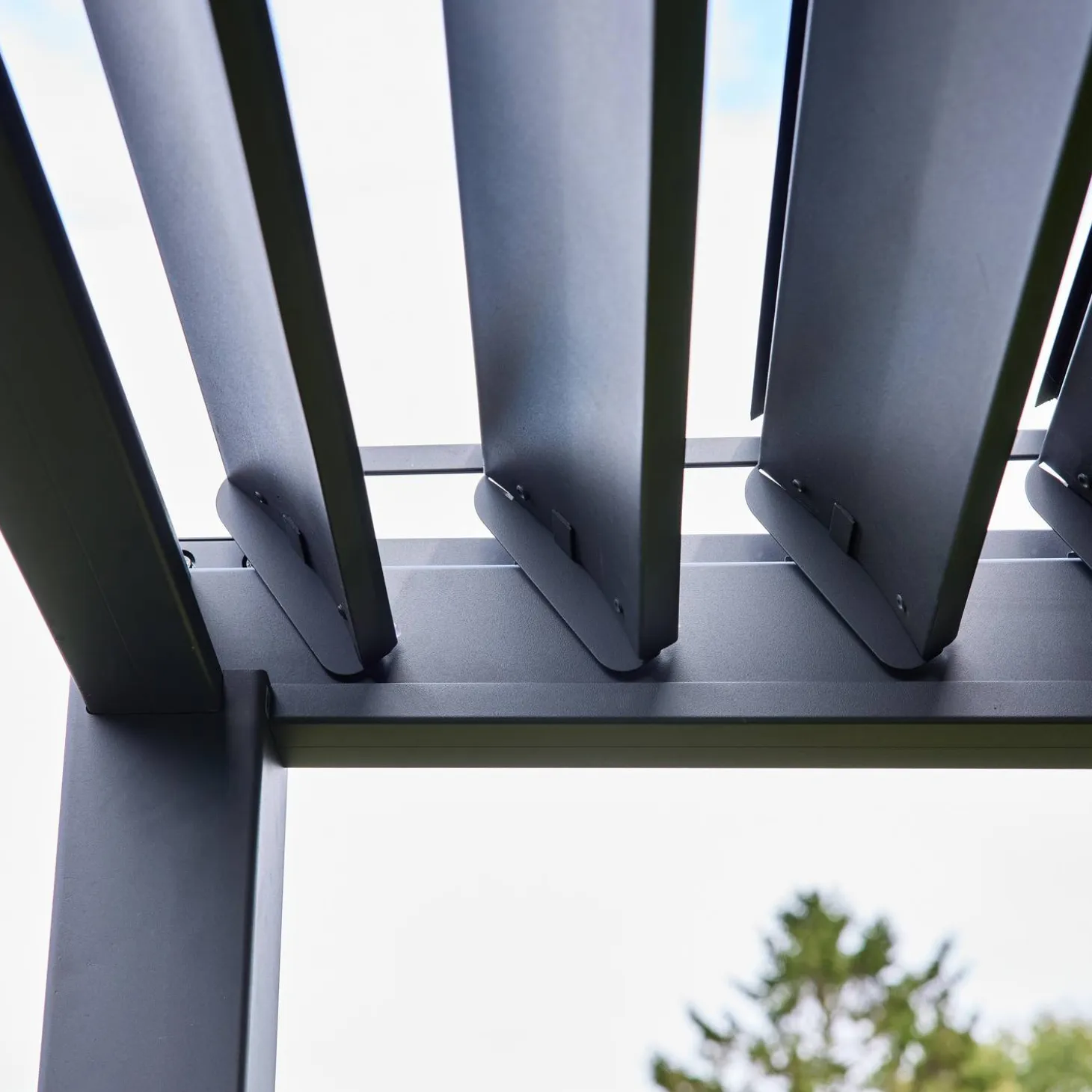 Pérgola bioclimática em alumínio 3x4 + 3 persianas de 1.3m