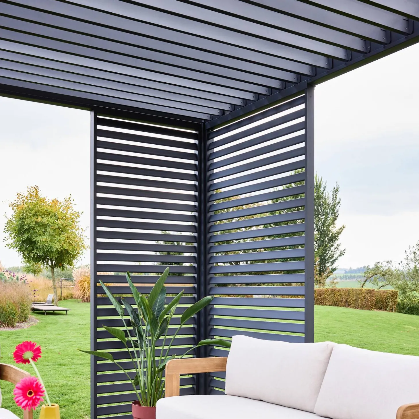 Pérgola bioclimática em alumínio 3x4m com 1 persiana 100cm + 1 persiana 130cm