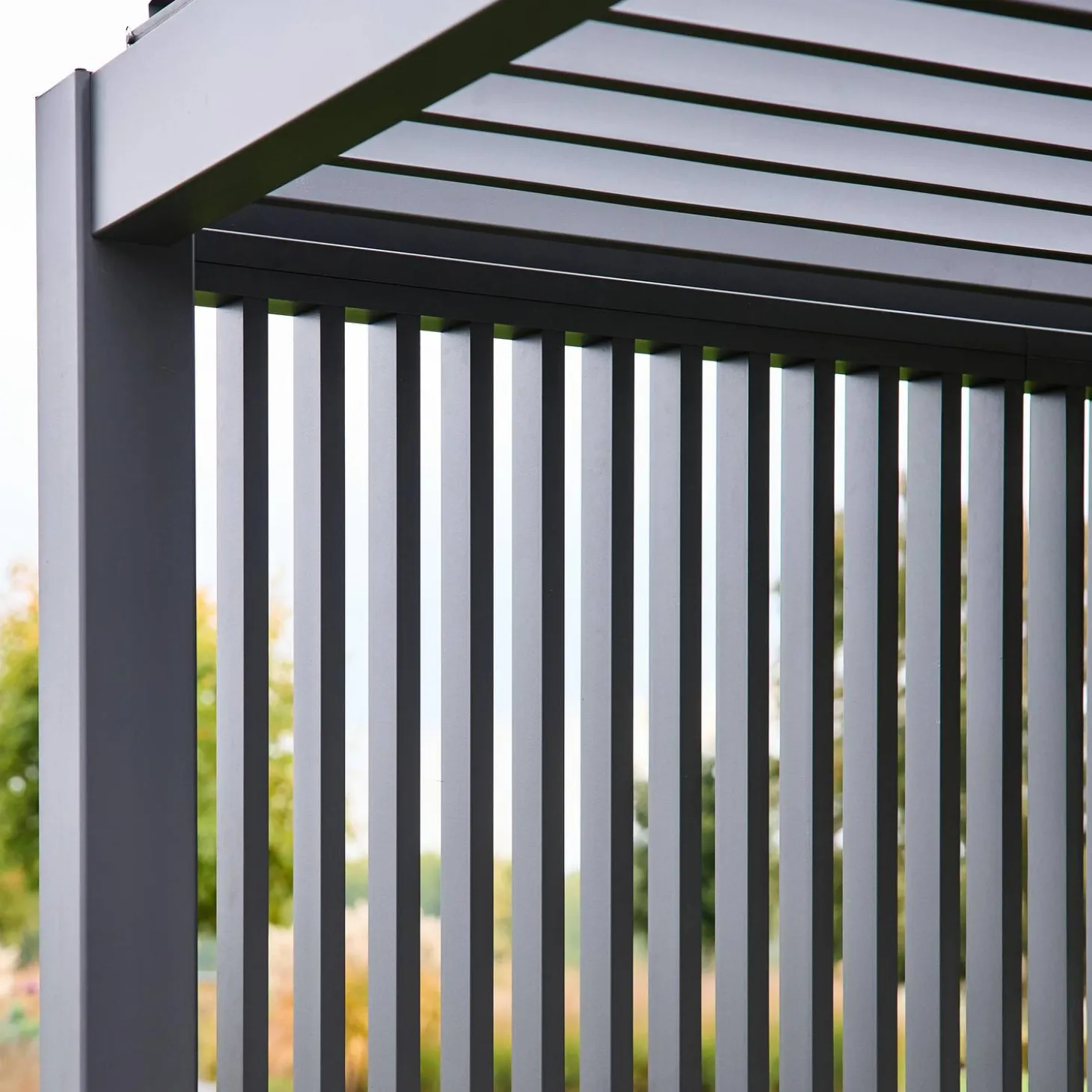 Pérgola bioclimática em alumínio 3x4m + 3 persianas verticais 1m