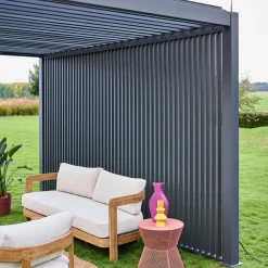 Pérgola bioclimática em alumínio 3x4m + 3 persianas verticais 1,3m